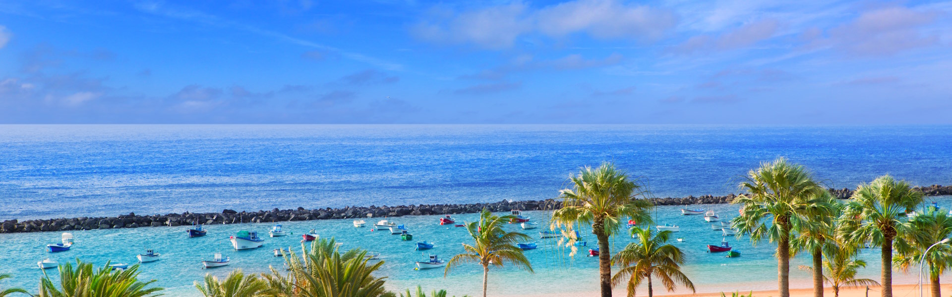 Überwintern und Langzeiturlaub am Strand mit Palmen und Sonnenschein